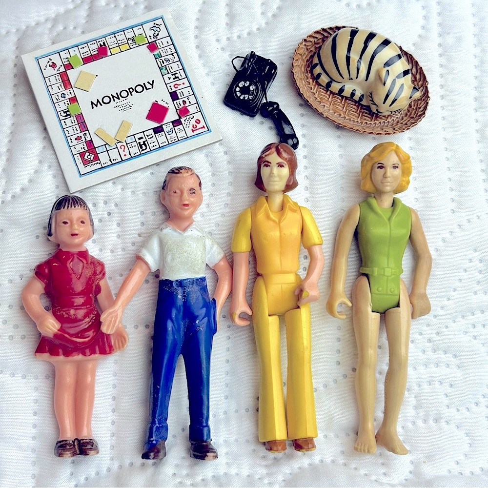 Vintage dollhouse miniature bundle family cat in bed, game, telephone Hong Kong